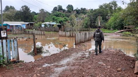 Brindan asistencia y apoyo a familias por crecidas de arroyos y ríos