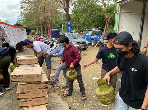 Andi Samangerukka Bantu 26 KK Korban Kebakaran Di Puuwatu Masing Masing