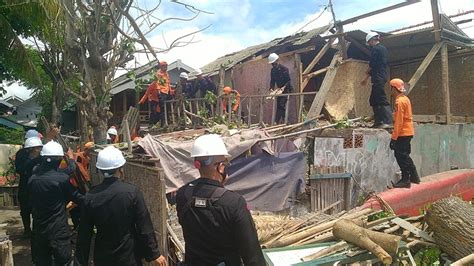 Angin Putting Beliung Sapu Tanjung Luar Ratusan Rumah Rusak Regional