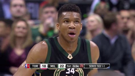 Giannis Antetokounmpo Greg Monroe et Khris Middleton exécutent les Raptors