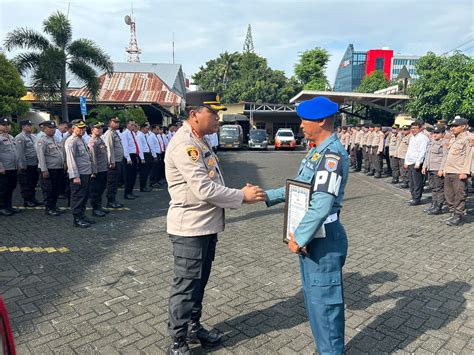 PRAJURIT POM LANTAMAL VIII MENDAPATKAN PENGHARGAAN DARI KAPOLRES KOTA