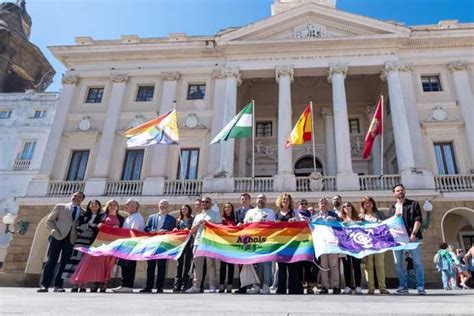 El Ayuntamiento De C Diz Iza La Bandera Del Colectivo Lgtbi En El D A