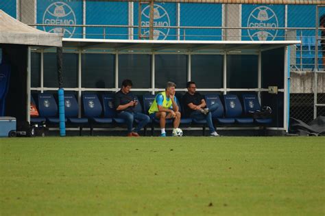 Acompanhado De Dirigentes Renato Assiste Ao Treino Do Grêmio Bruno