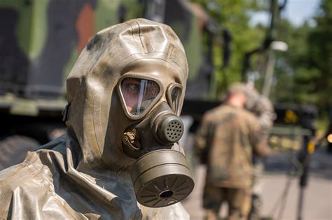 Хімічні атаки на фронті частішають: що вигадали росіяни