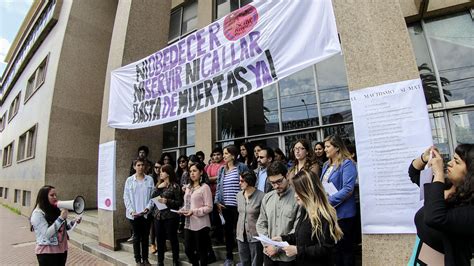 Universidad de Valparaíso Estudiantes y profesores de Derecho se