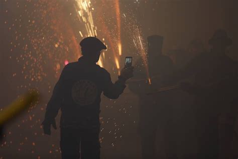 Fotos La cordà de Paterna abre fuego con el pasacalle de cohetes de