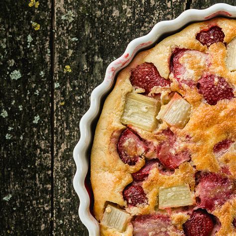 Recette Clafoutis à la rhubarbe et aux amandes