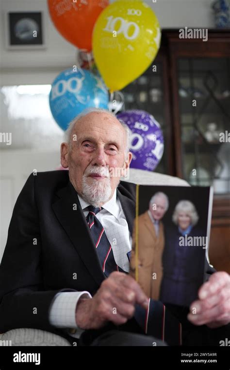 Il Veterano Del D Day John Roberts Posa Con Il Suo Biglietto Di