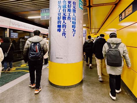 聚焦上班早高峰 北京地铁客流量显著回升 搜狐大视野 搜狐新闻