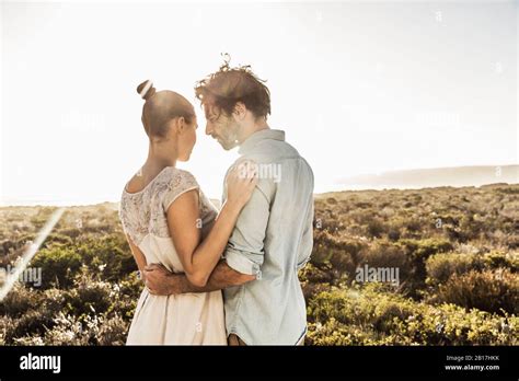 Jeune Couple Amoureux Banque De Photographies Et Dimages à Haute Résolution Alamy