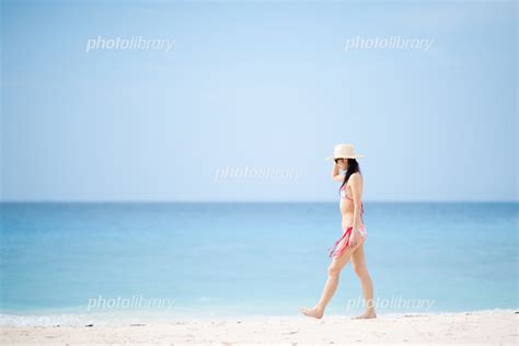 砂浜を歩くビキニを着た女性 写真素材 [ 6285959 ] フォトライブラリー Photolibrary