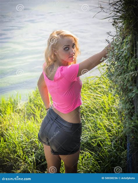 Recht Blonde Junge Frau Im Freien Mit Wasser Und Anlagen Hinten