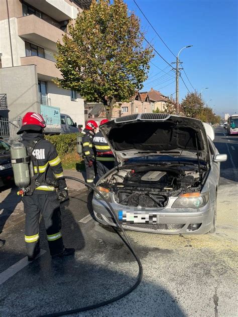 Intervenție pentru stingerea unui incendiu de autoturism pe strada