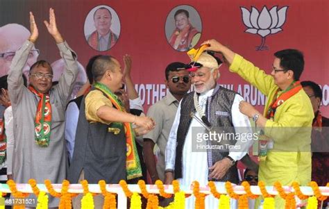 Bjp Prime Ministerial Candidate Narendra Modi Welcomed By Local News