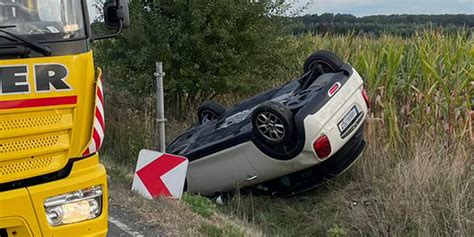 Auto überschlägt sich und landet im Straßengraben