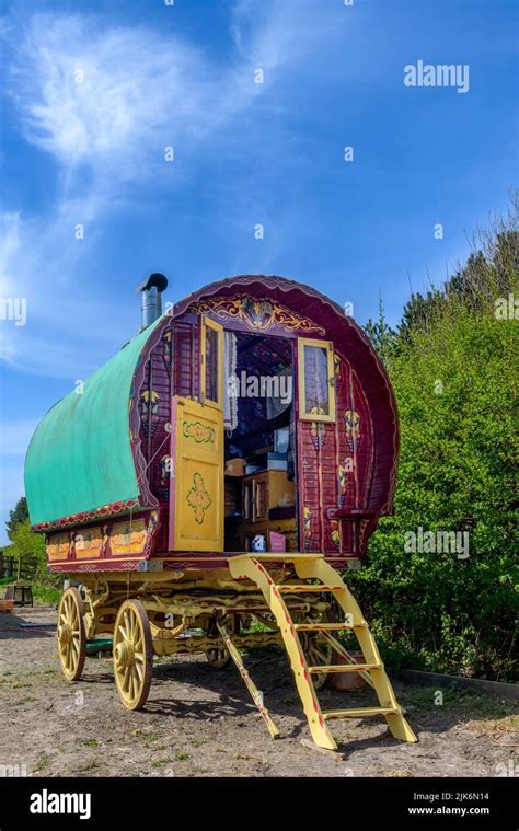 Traditional Gypsy Caravan Hi Res Stock Photography And Images Alamy