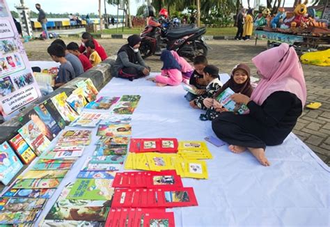 Ramai Dikunjungi Tepian Sungai Kayan Disulap Jadi Taman Baca Anak