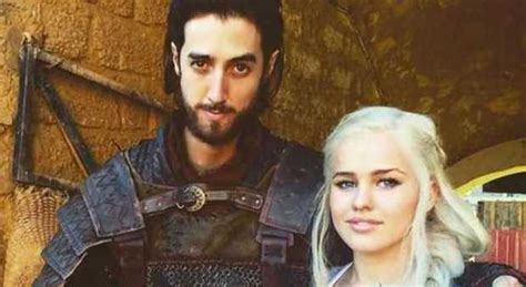 Game Of Thrones Scoppia L Amore Sul Set Tra Le Controfigure Di