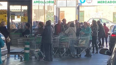 El Miedo Al Coronavirus Provoca Largas Colas En Los Supermercados De