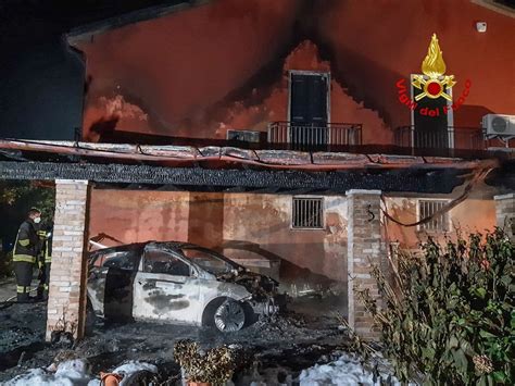 Portegrandi Incendio Nella Notte Distrutte Tre Auto E Unimbarcazione