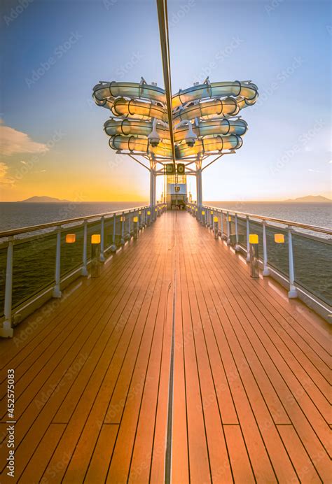 Vue Du Pont Sup Rieur Et Du Toboggan Du Msc Seaside Au Coucher De