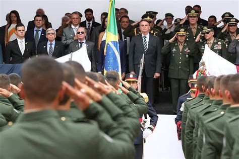 Bolsonaro troca 5 dos 18 generais do alto Comando do Exército