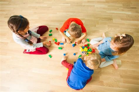 Des Enfants Heureux La Maternelle Passent Du Temps Jouer Sans