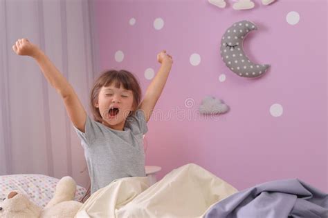 Ni A Que Estira En Cama En Casa Hora De Dormir Foto De Archivo Imagen