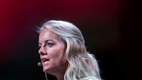 Pernille Vermund Langer Ud Efter Elvira Pitzner Hun Ligger Som Hun