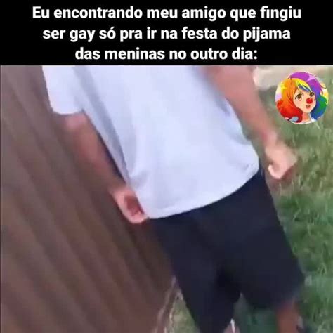 Eu encontrando meu amigo que fingiu ser gay só pra ir na festa do pijama das meninas no outro
