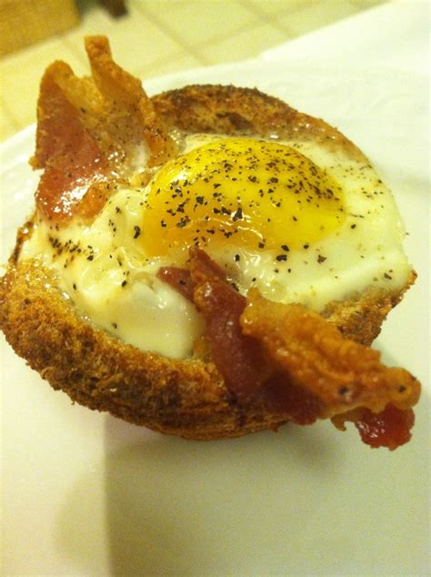 A piece of bread placed in a muffin tin filled with bacon and an egg. | Favorite recipes ...