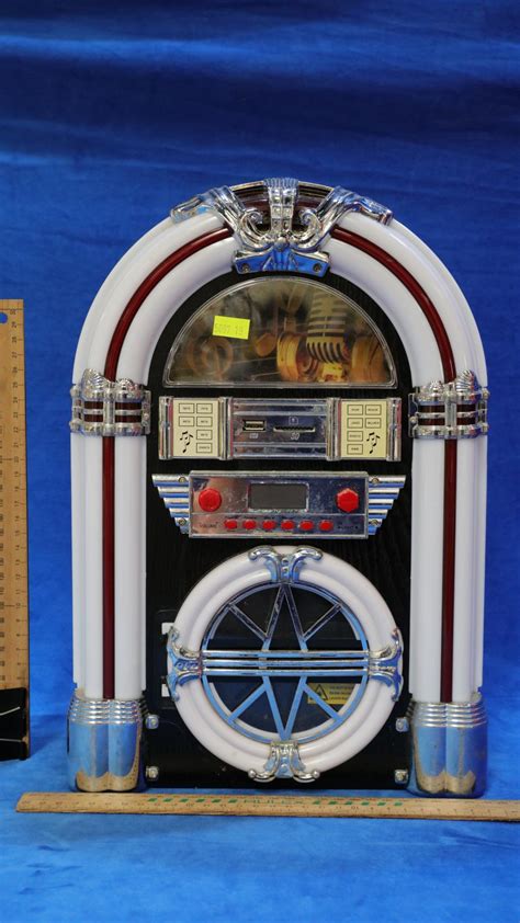 Lot - CD PLAYER LOOKS LIKE MINI JUKEBOX