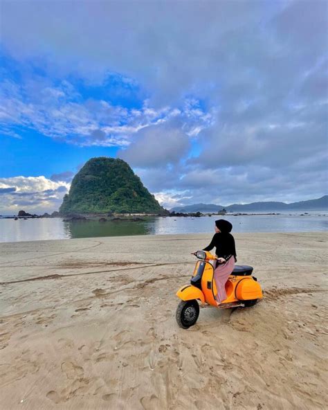 Pantai Pulau Merah Banyuwangi Spot Terbaik Nikmati Sunset