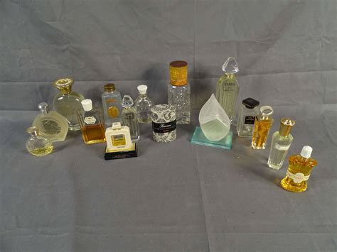 Lot de 4 flacons dont 1 flacon russe, 1 - auctions & price archive