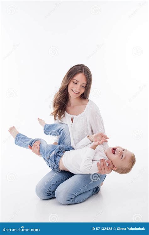 La Jeune Femme Gaie Joue Avec Son Enfant Photo Stock Image Du