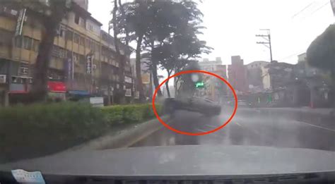 雙車雨中競速！副駕女尖叫喊「老公不要玩」 撞車瞬間曝 社會萬象 生活 Nownews今日新聞