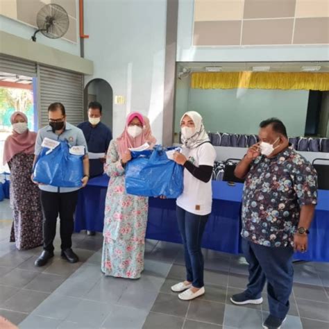 PENYERAHAN KIT KEPERLUAN ASAS MANGSA RIBUT Lembaga Kemajuan Johor