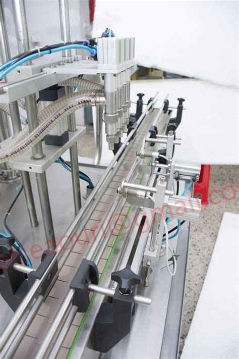 4 Heads Automatic Liquid Filling Machine With Conveyor PLC Control By