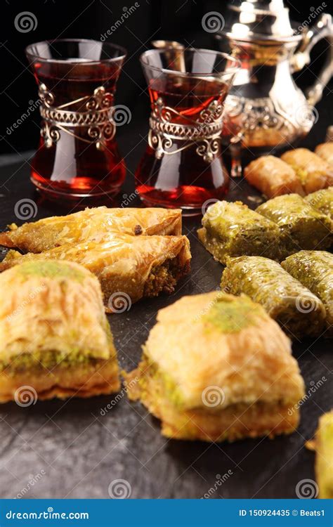 Plats Du Moyen Orient Ou Arabes Baklava Turque De Dessert Avec La