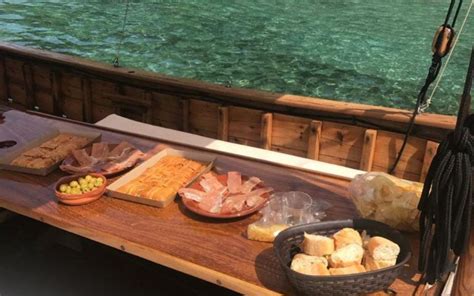 Alcudia tour en barco tradicional mallorquín con tapas y bebidas