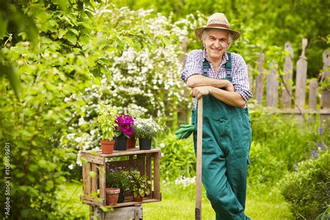 Garten Gärtner Strohhut Spaten Pause Stock Foto Adobe Stock