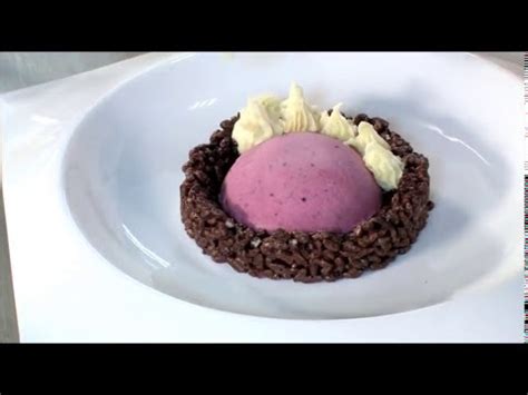 Tarta De Arroz Inflado Con Chocolate Y Panacotta De Frutos Rojos