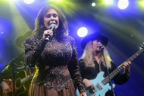 Loretta Lynn Cancels All 2017 Tour Dates