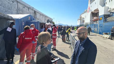 A Napoli Arriva La Nave Geo Barents Accolti Migranti