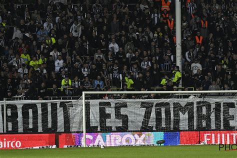 Le Superbe Tifo Made In Halloween Des Supporters De Charleroi Tout