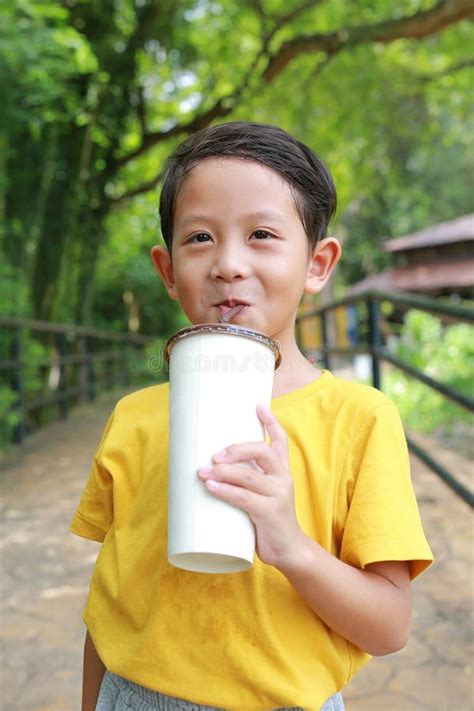 Niño Asiático Sonriente Mirando Cámara Con Camisa Sudorosa Sosteniendo