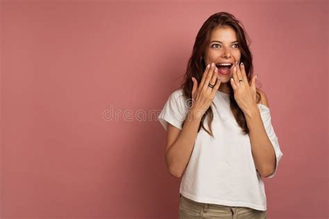 Brunette Stond Op Een Roze Achtergrond En Deed Zijn Mond Met Verbazing Open En Bedekte Hem Met