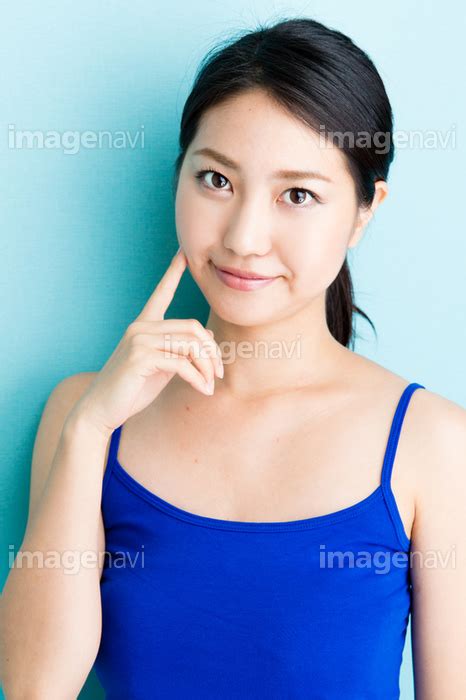 【指を頬に当てた若い女性】の画像素材 31193663 写真素材ならイメージナビ