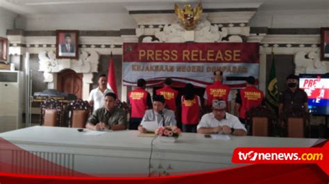 Kasus KTP Palsu Kejari Denpasar Limpahkan 2 Bule Dan 3 Tersangka Ke