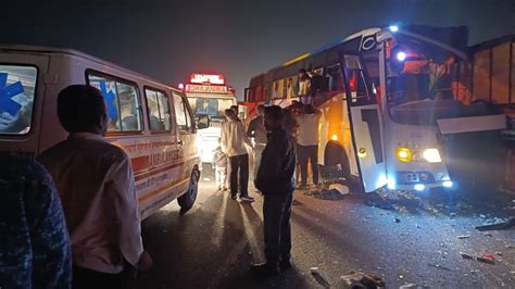 Maharashtra 4 Killed 20 Injured In Bus Truck Collision In Pune India Tv